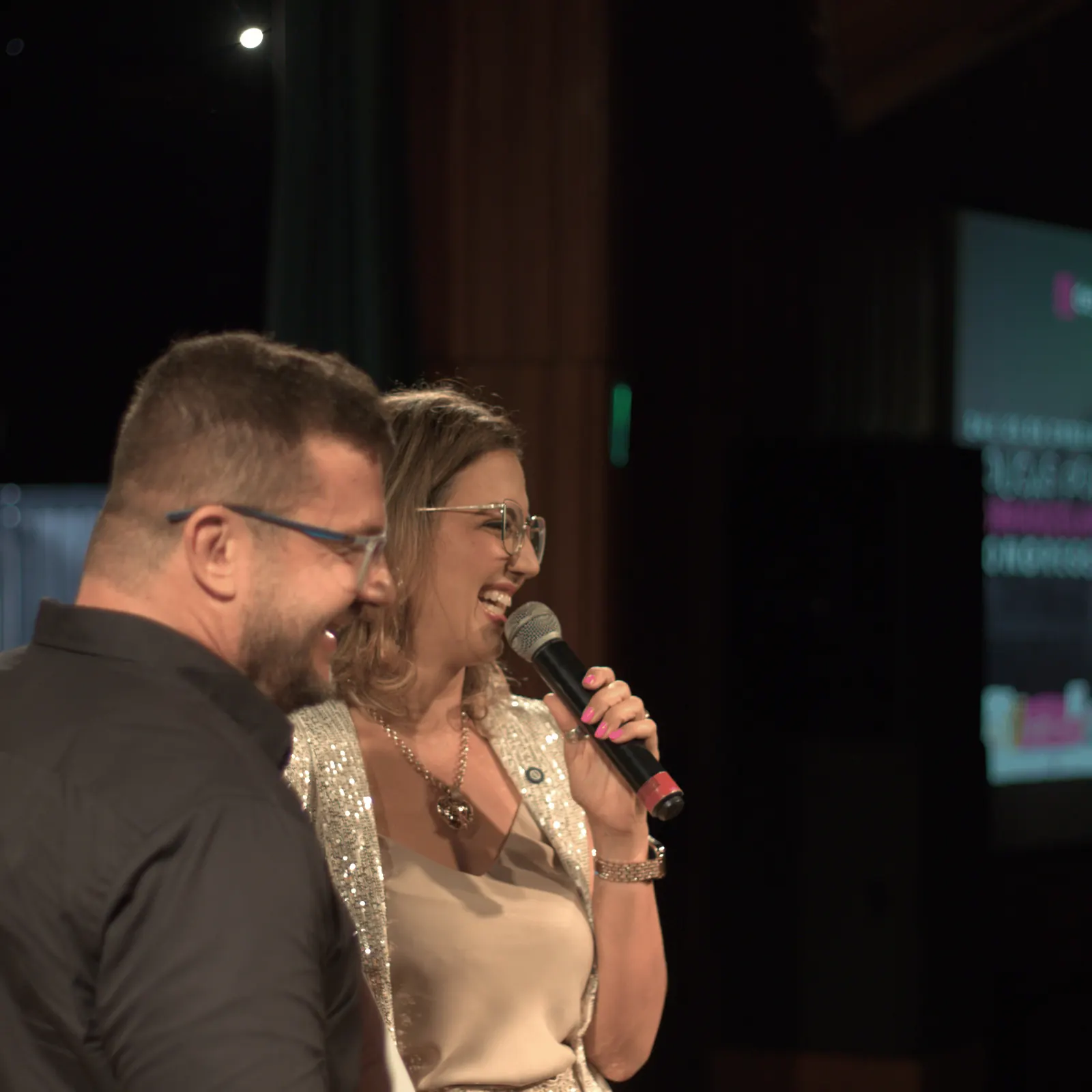Dani Barbe rindo no palco