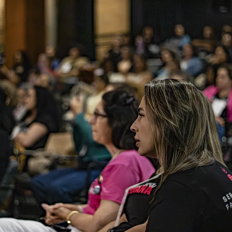 Participante com o material do evento em mãos
