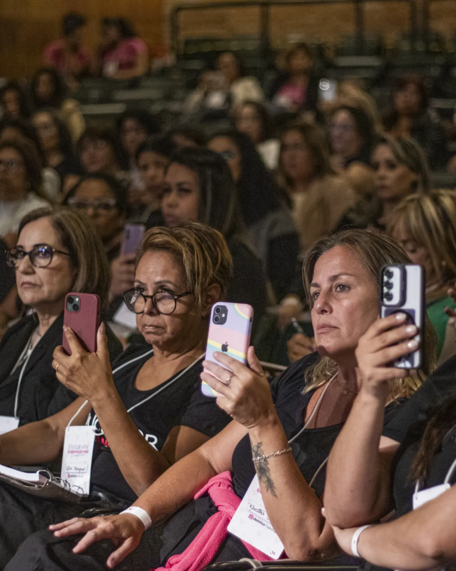 Participantes registrando a palestra com o celular