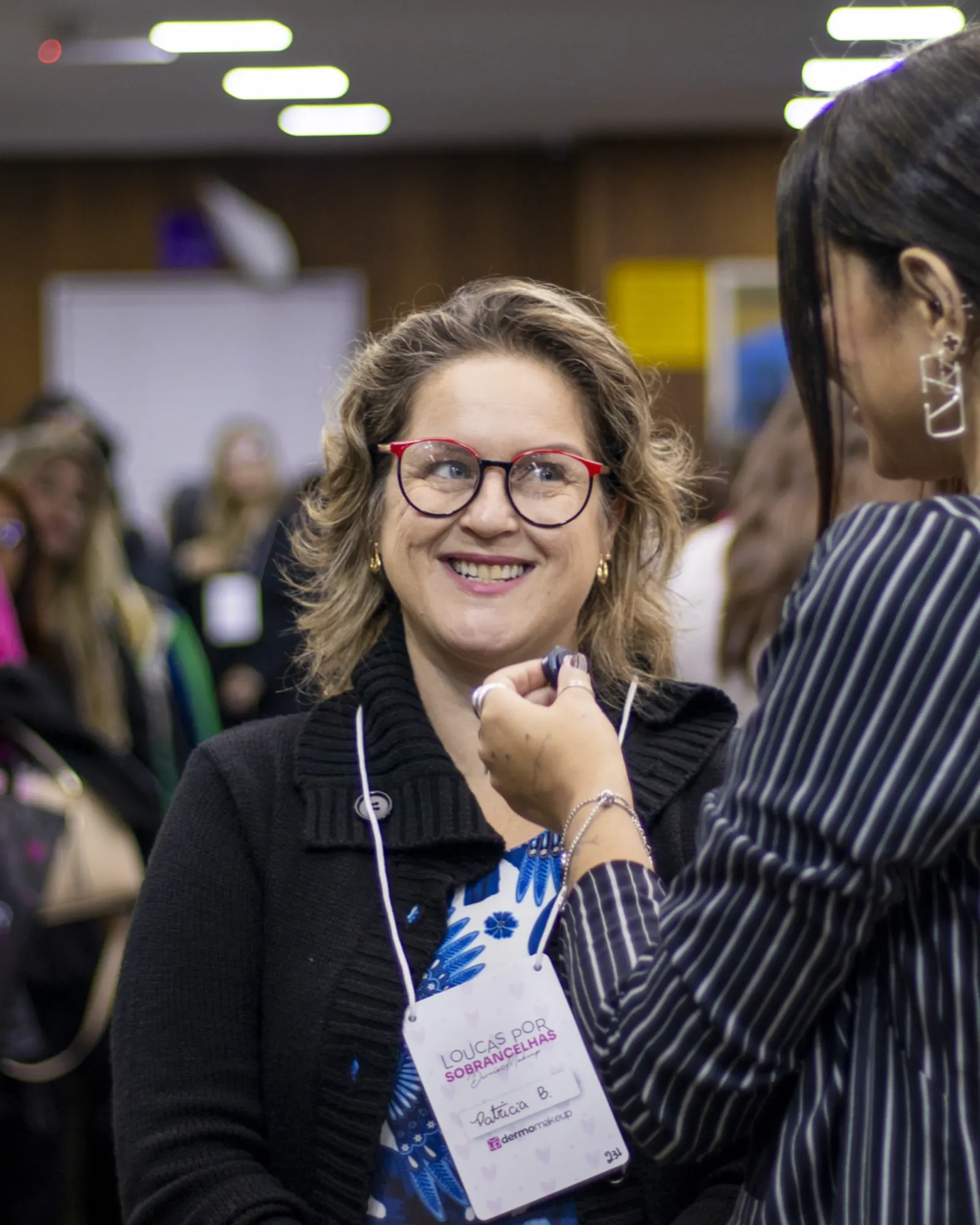 Duas participantes conversando entre as palestras