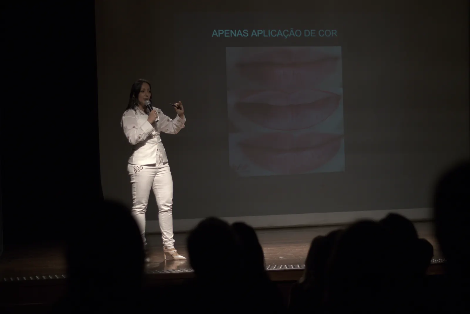 Palestrante no palco diante da plateia
