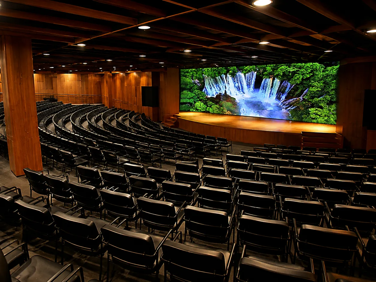 Palco do Teatro FECAP visto da plateia